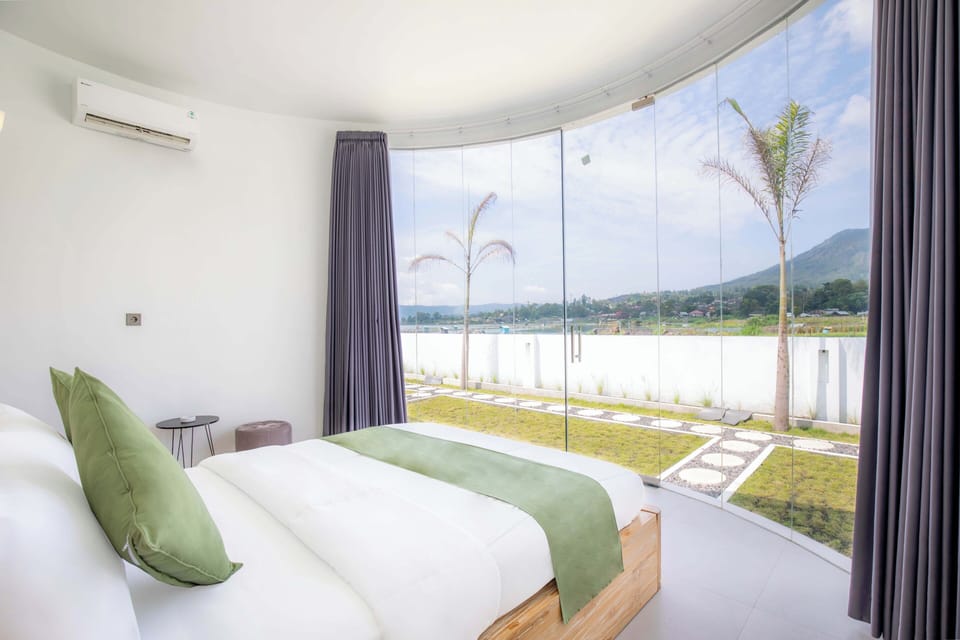 Deluxe Room, Lake View | Free WiFi
