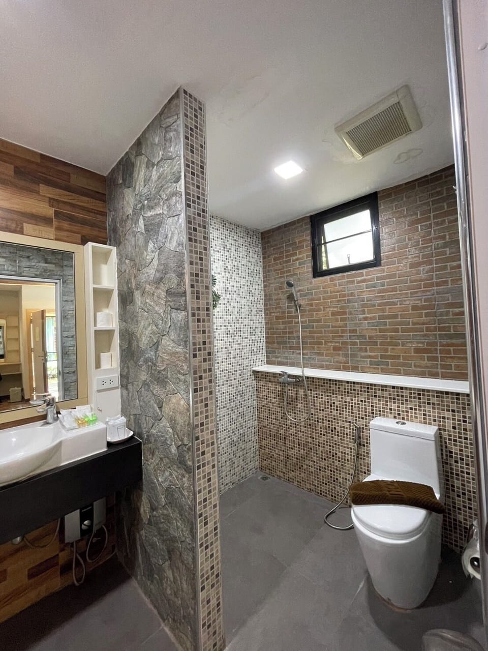 Room, Private Bathroom, Courtyard View | Laptop workspace, free WiFi