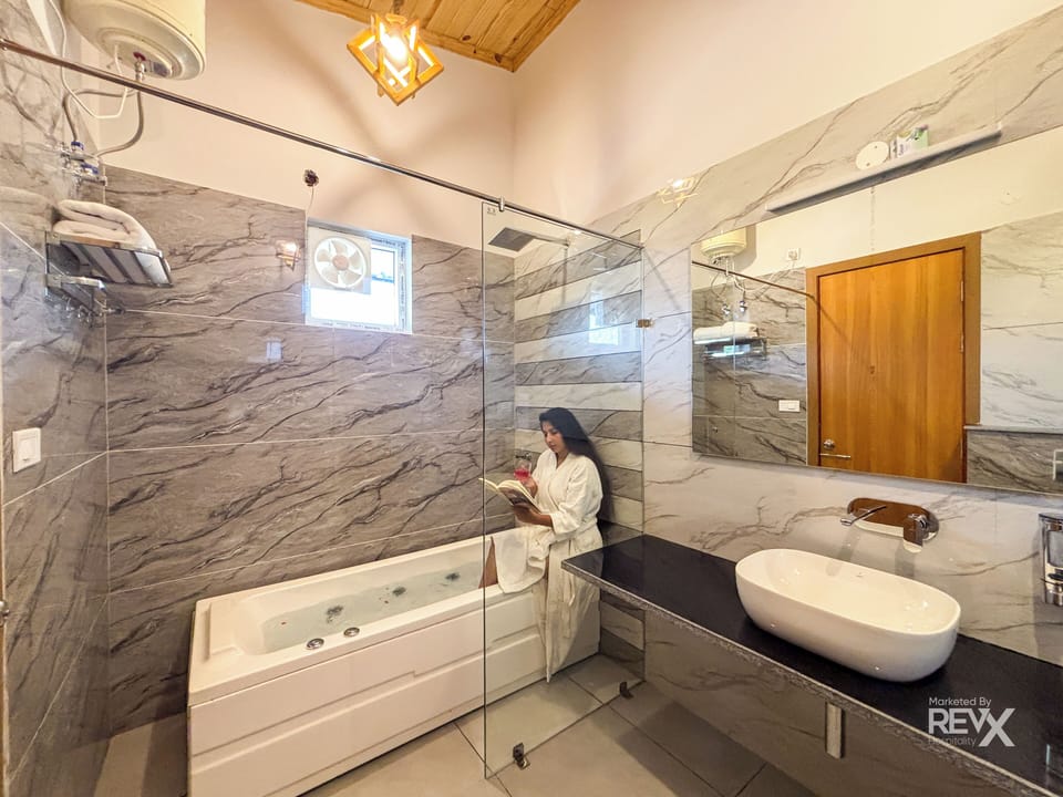 Premium Double Room | Bathroom | Shower, free toiletries, slippers, bidet