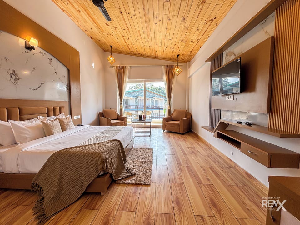 Premium Double Room | Individually decorated, desk, laptop workspace, soundproofing