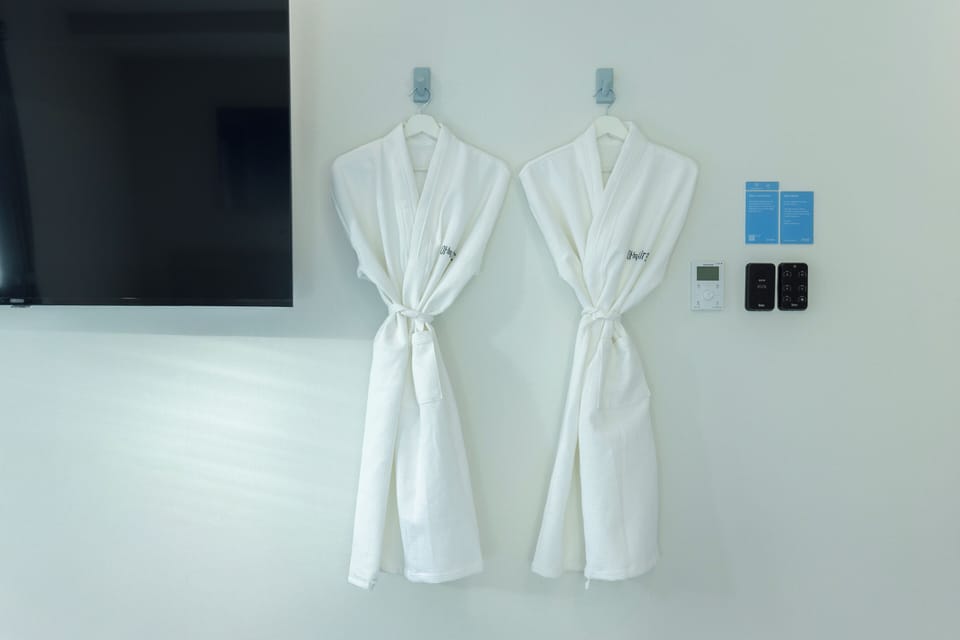 STANDARD | Premium bedding, desk, laptop workspace, free WiFi