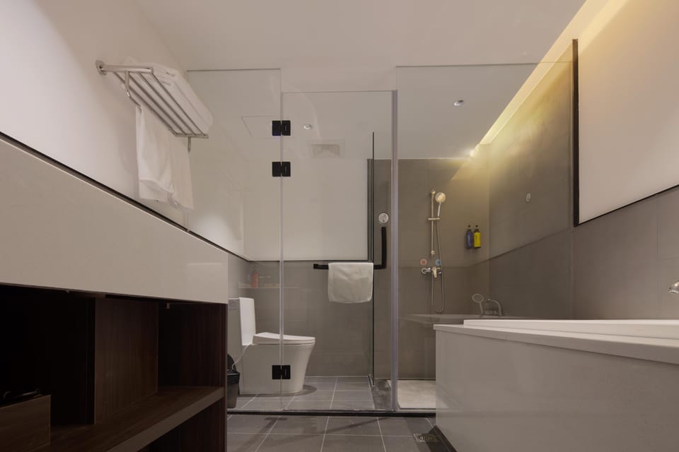 Luxury Double Room, City View | Bathroom | Shower, free toiletries, hair dryer, slippers