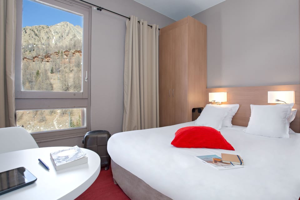 Quadruple Room | In-room safe, blackout drapes, free WiFi, bed sheets