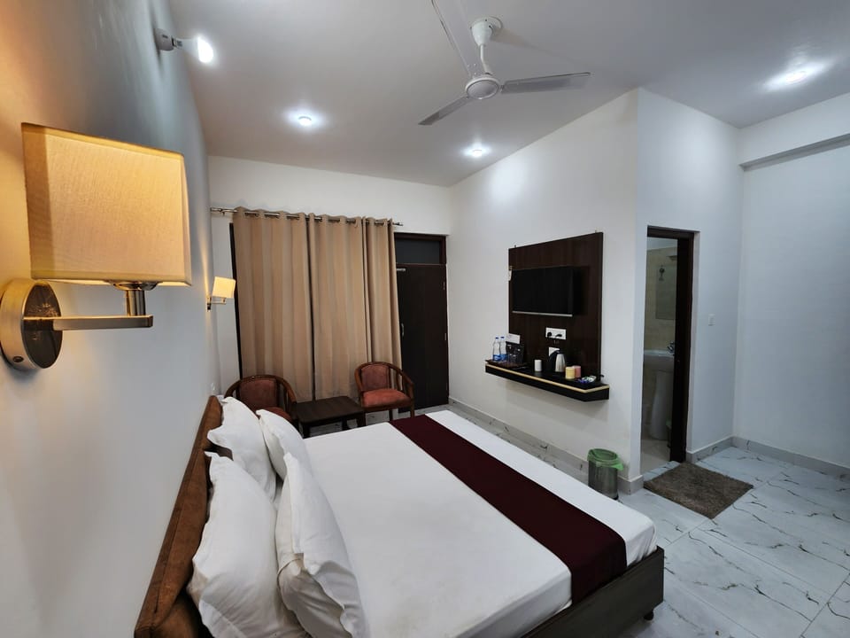 Deluxe Double Room, Balcony | Iron/ironing board, free WiFi