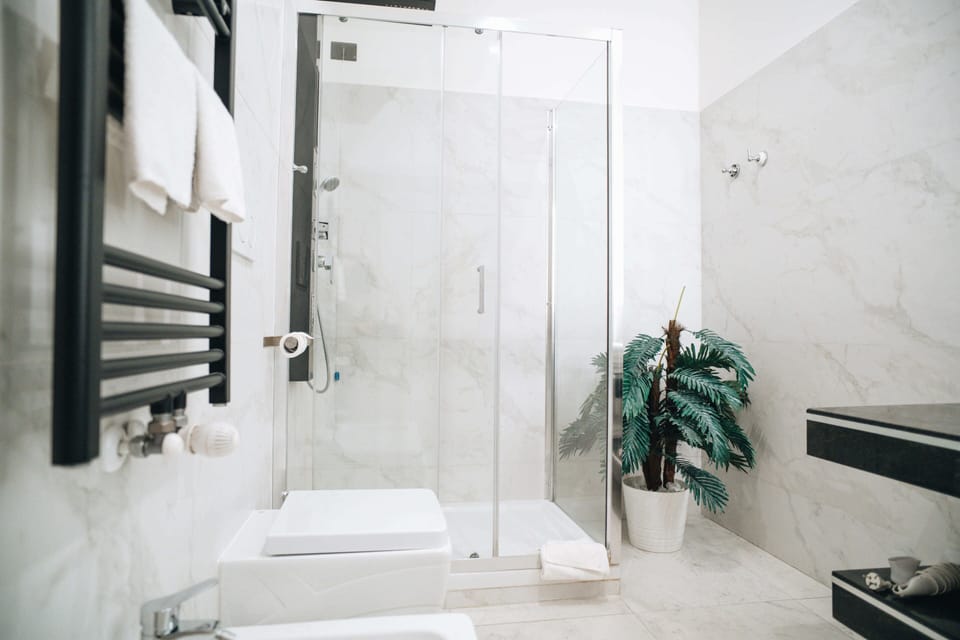 Doppia Matrimoniale | Bathroom | Shower, rainfall showerhead, hair dryer, slippers