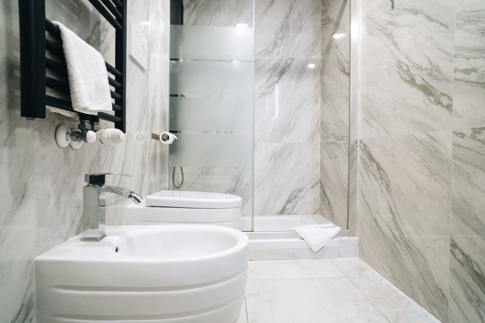 Doppia Matrimoniale con sauna | Bathroom | Shower, rainfall showerhead, hair dryer, slippers