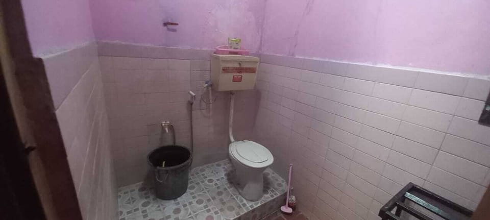Standard Double Room | Bathroom | Shower, free toiletries, towels, soap