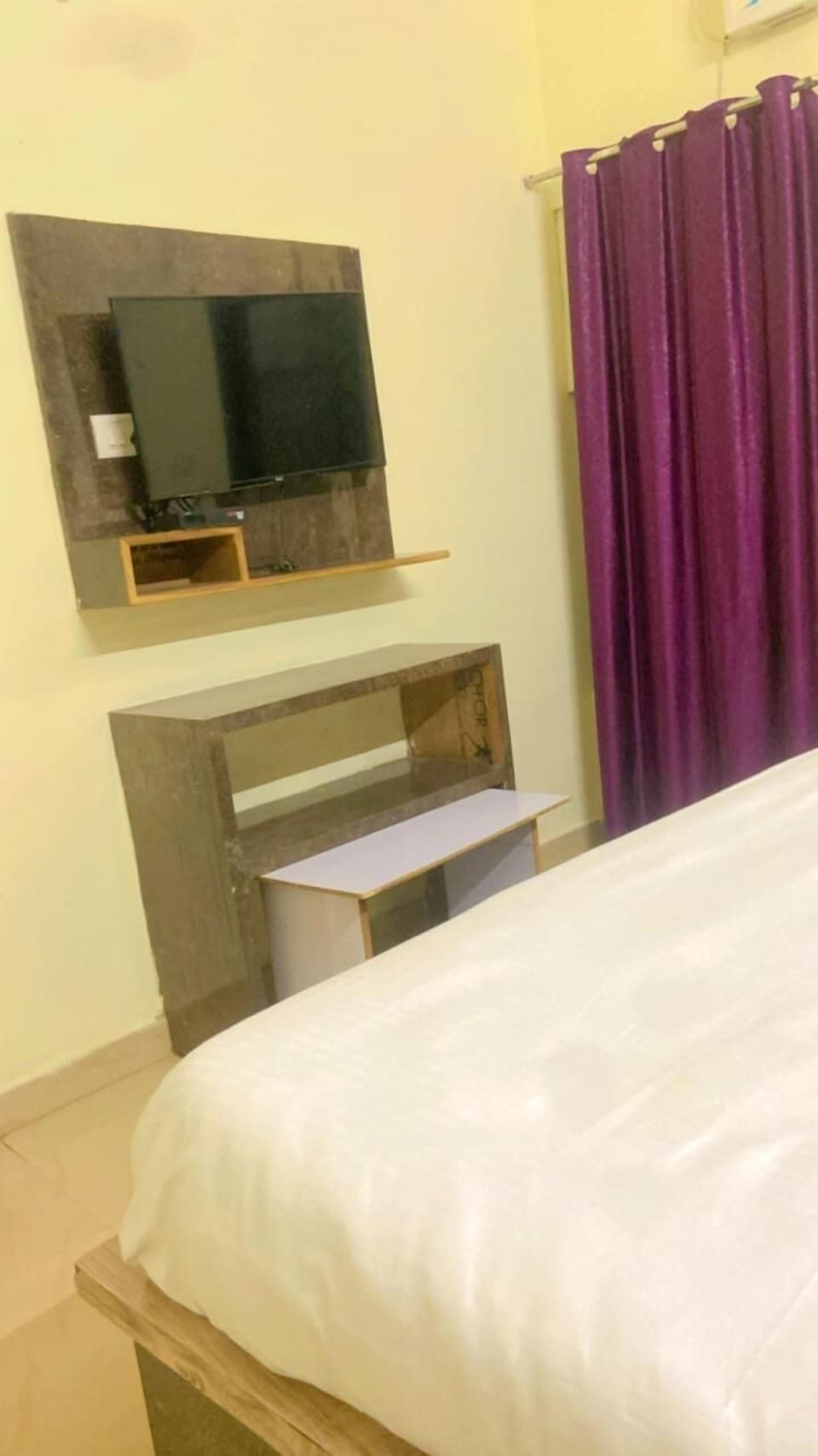 Basic Double Room, Balcony, City View | Living room | TV