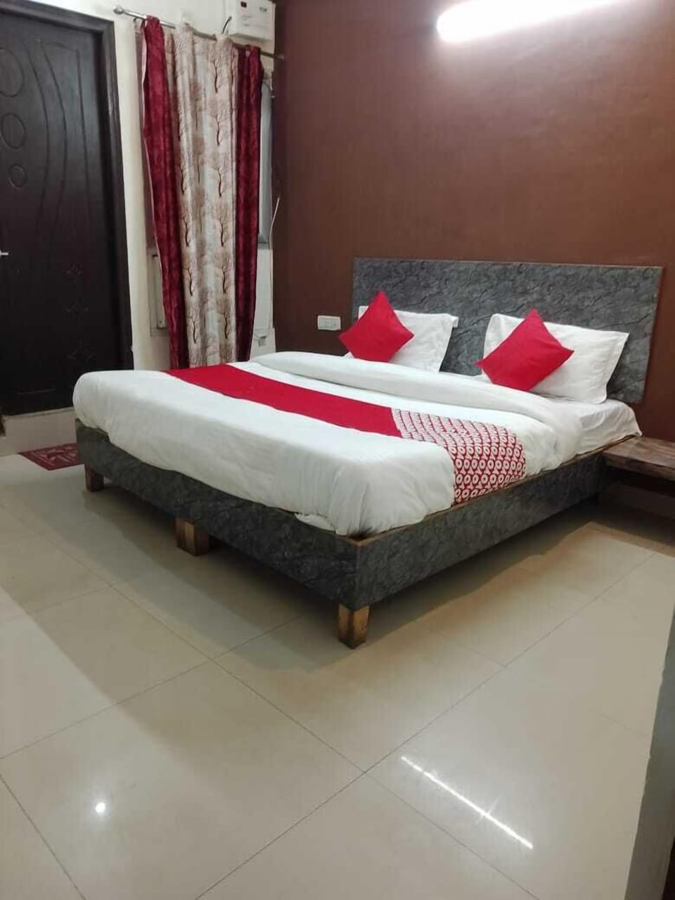 Basic Double Room, Balcony, City View | Living room | TV