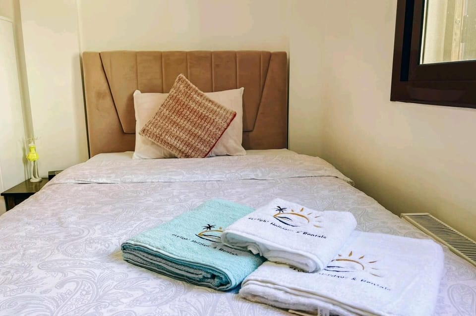 4 bedrooms, iron/ironing board, WiFi (free), bed sheets