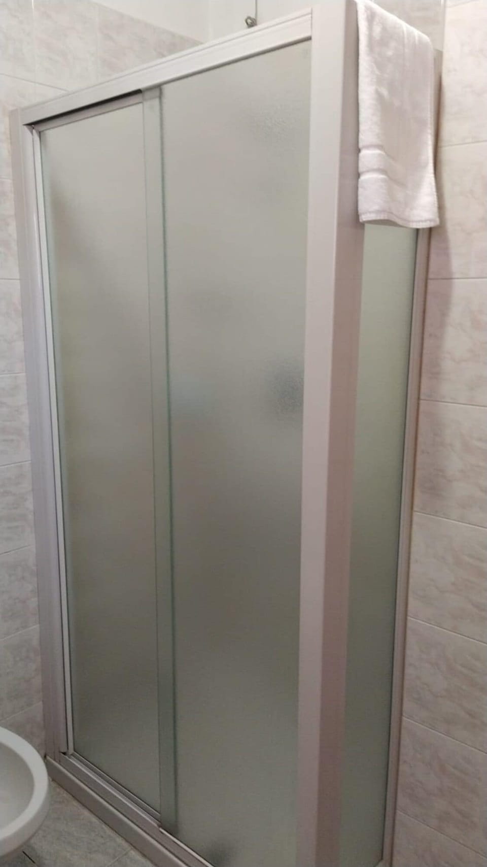Classic Triple Room | Bathroom | Shower, free toiletries, hair dryer, slippers