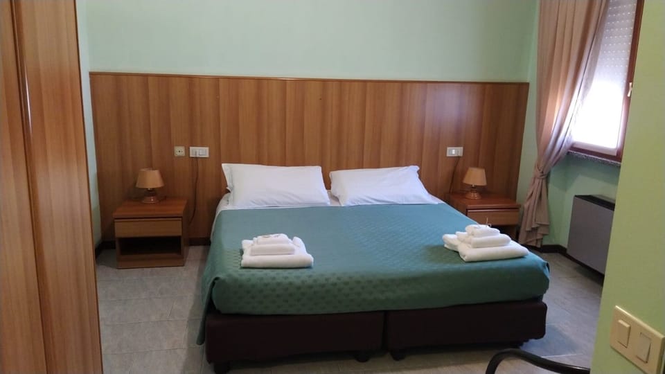 Classic Double or Twin Room | Desk, laptop workspace, free WiFi, bed sheets