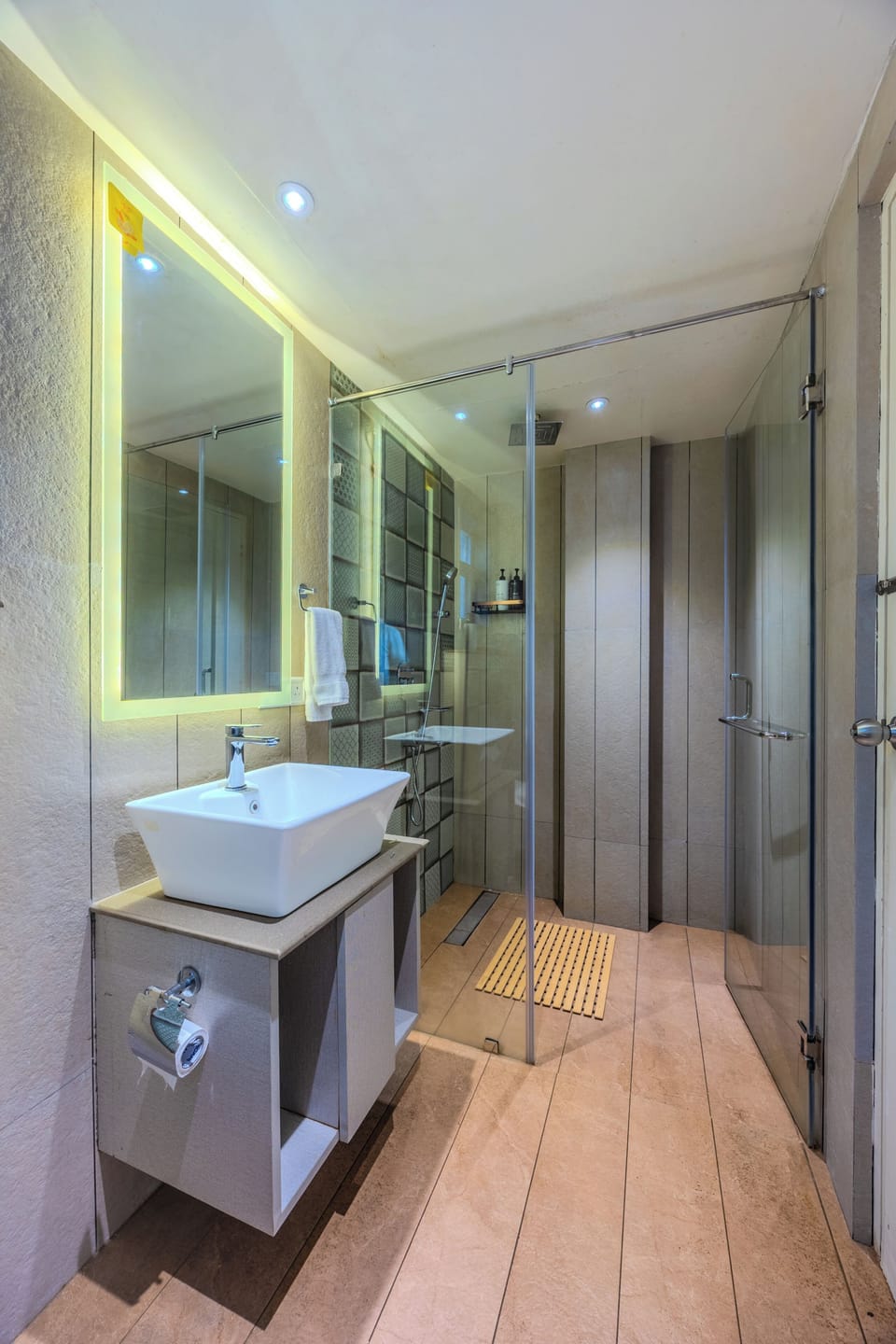 Executive Suite | Bathroom | Shower, free toiletries, hair dryer, towels