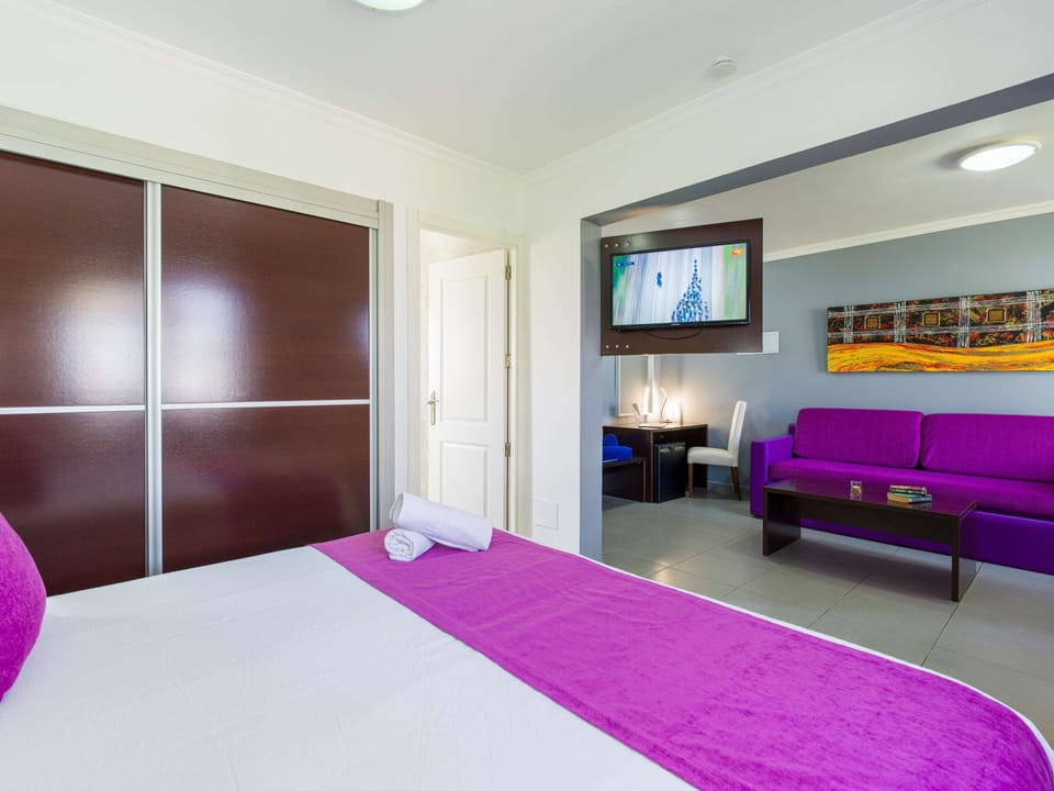 Junior Suite | Minibar, desk, blackout drapes, free cribs/infant beds