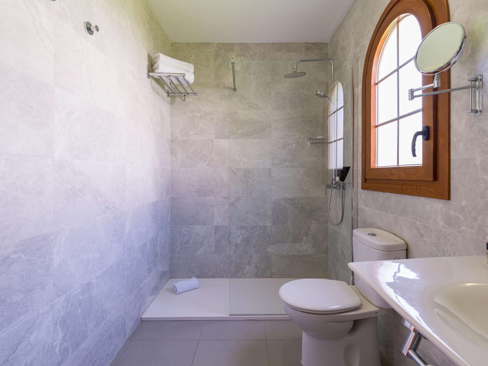 Junior Suite | Bathroom | Shower, free toiletries, hair dryer, bathrobes