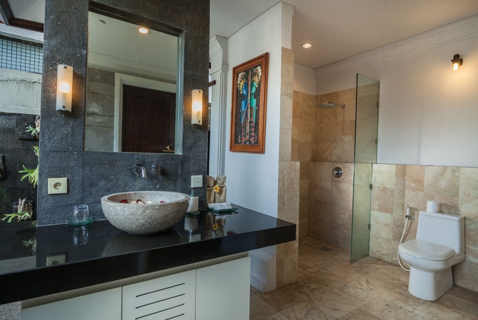 Suite Room Queen Bed with Garden View | Bathroom | Free toiletries, hair dryer, towels