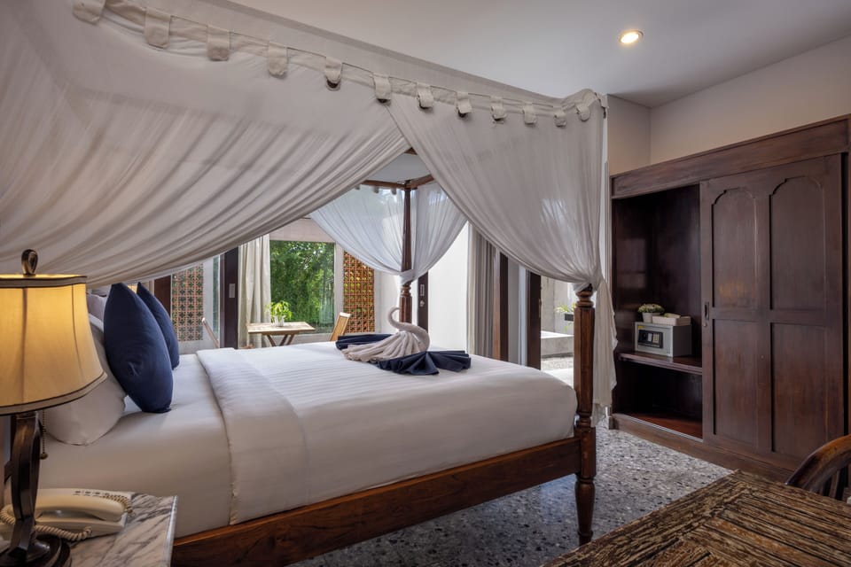 Suite Room Queen Bed with Garden View | Minibar, in-room safe, individually decorated, individually furnished