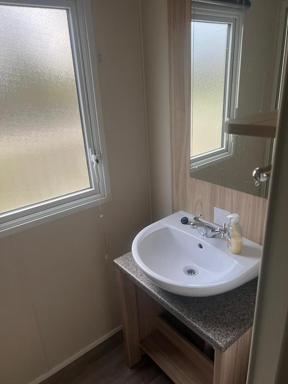 3 Bed Caravan - Sleeps 6 - Pets - 5 min to Beach Cabin in Towyn