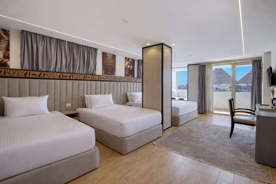 Family suite balcony PyramidView jacuzzi | Egyptian cotton sheets, premium bedding, pillowtop beds, minibar