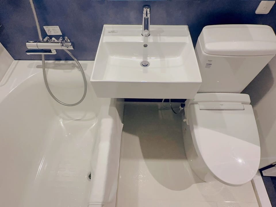 Family Twin Room | Bathroom | Combined shower/tub, rainfall showerhead, free toiletries, hair dryer