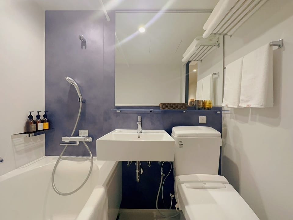 Combined shower/tub, rainfall showerhead, free toiletries, hair dryer