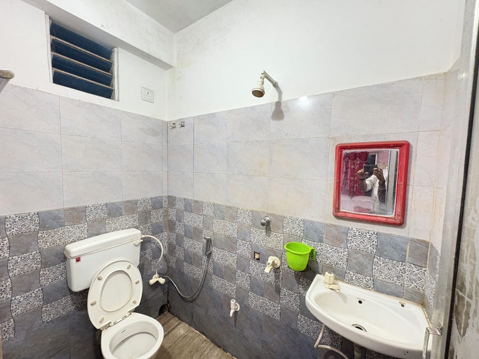 Deluxe Quadruple Room | Bathroom | Shower, rainfall showerhead, towels