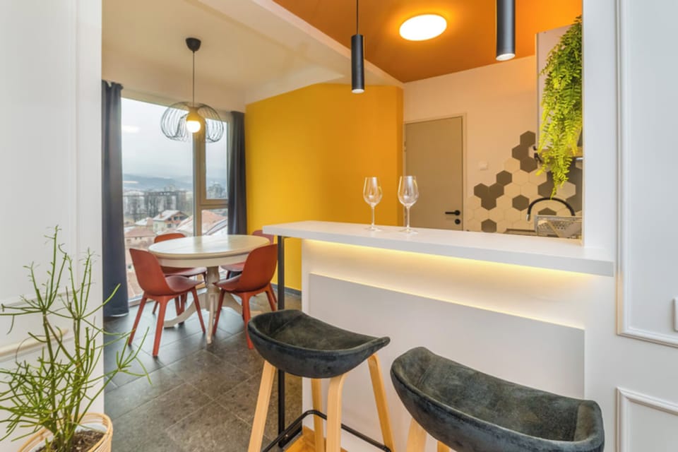Studio, Balcony, City View | Dining room
