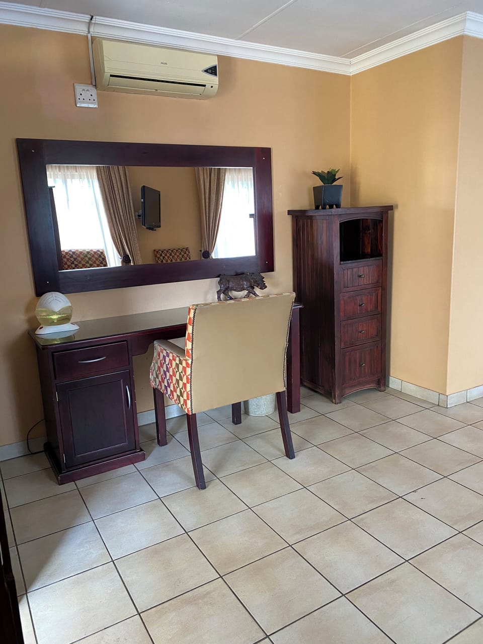 Desk, laptop workspace, iron/ironing board, free WiFi
