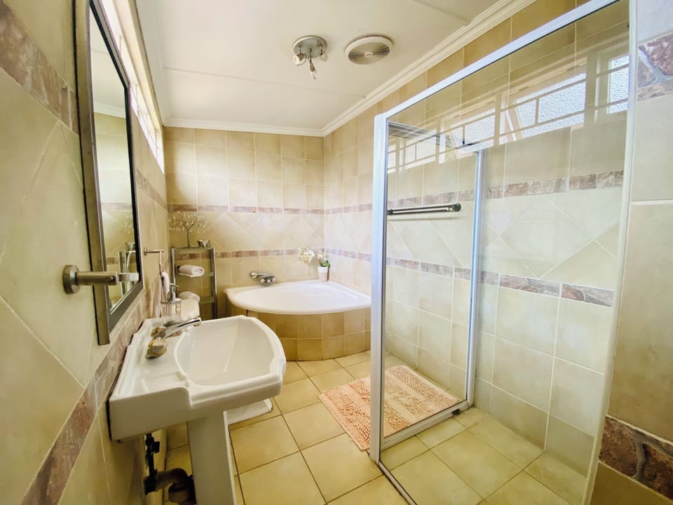 Family Double or Twin Room | Bathroom | Towels, soap, shampoo, toilet paper
