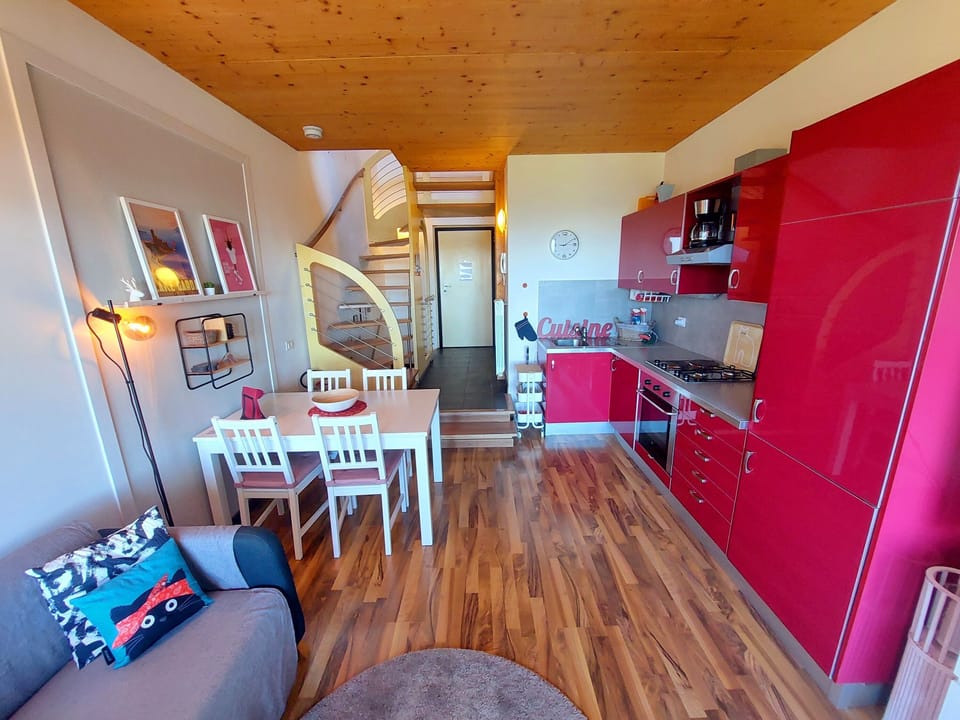 Apartment, 3 Bedrooms, Balcony, Lake View | Dining room