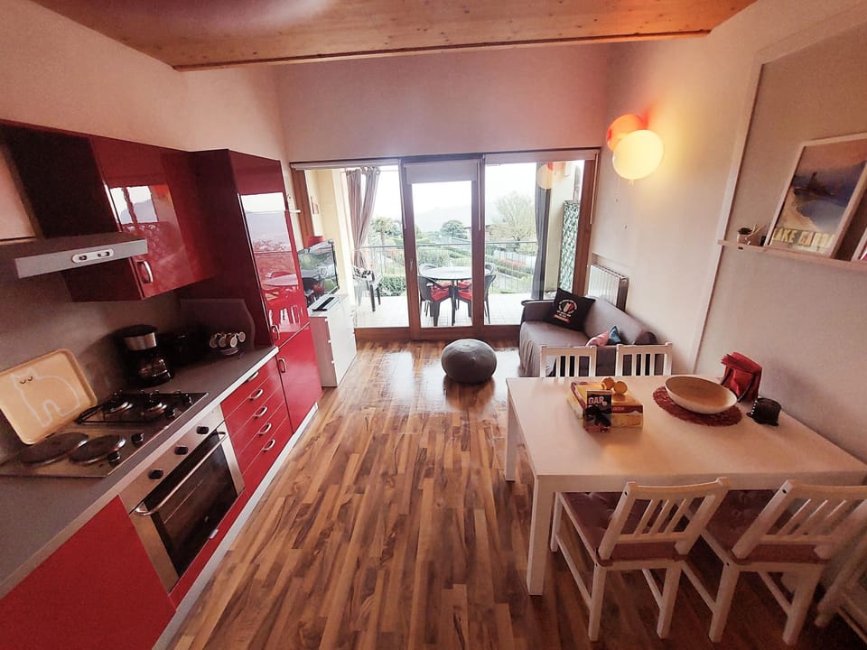 Apartment, 3 Bedrooms, Balcony, Lake View | Dining room