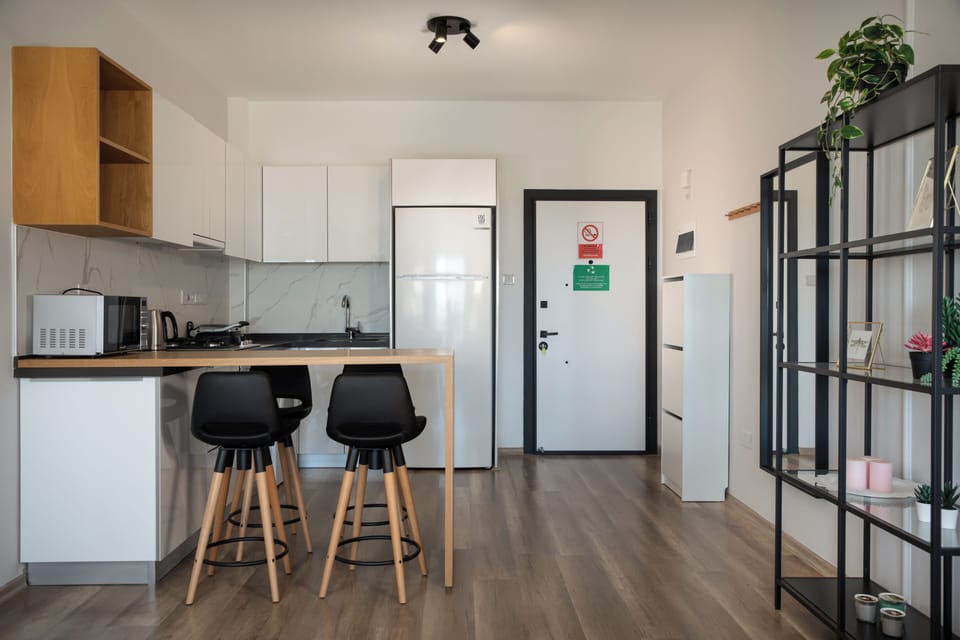 Family Suite | Private kitchen | Fridge, microwave, oven, stovetop