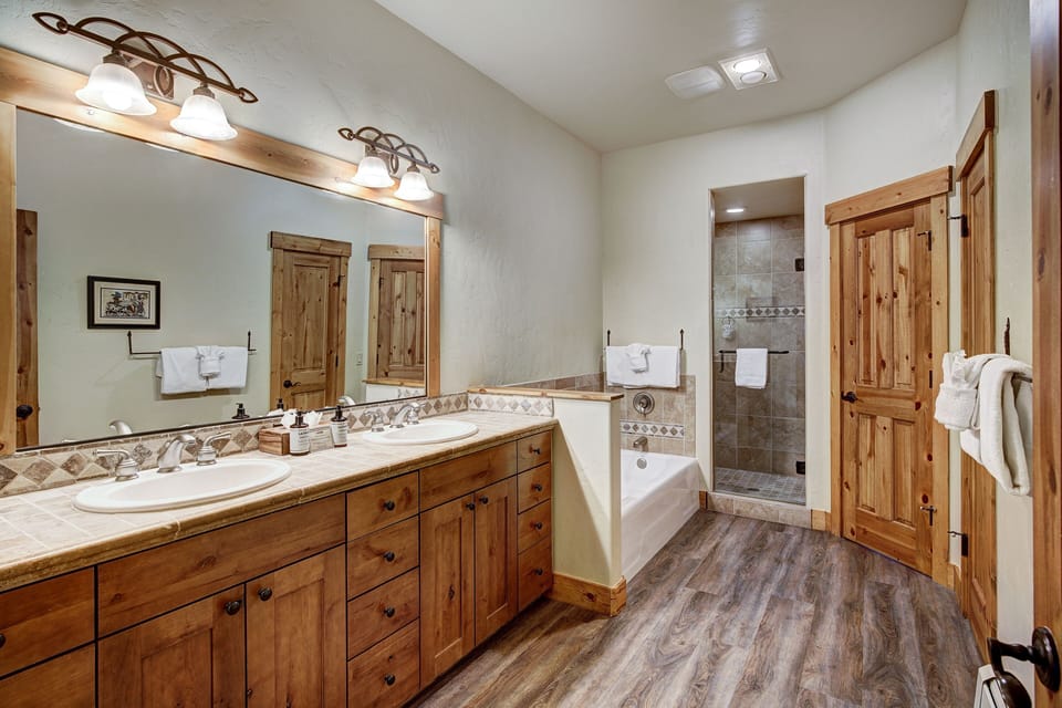 Spacious, Updated Townhome With Private Garage 3 Bedroom Condo Apartment in Breckenridge