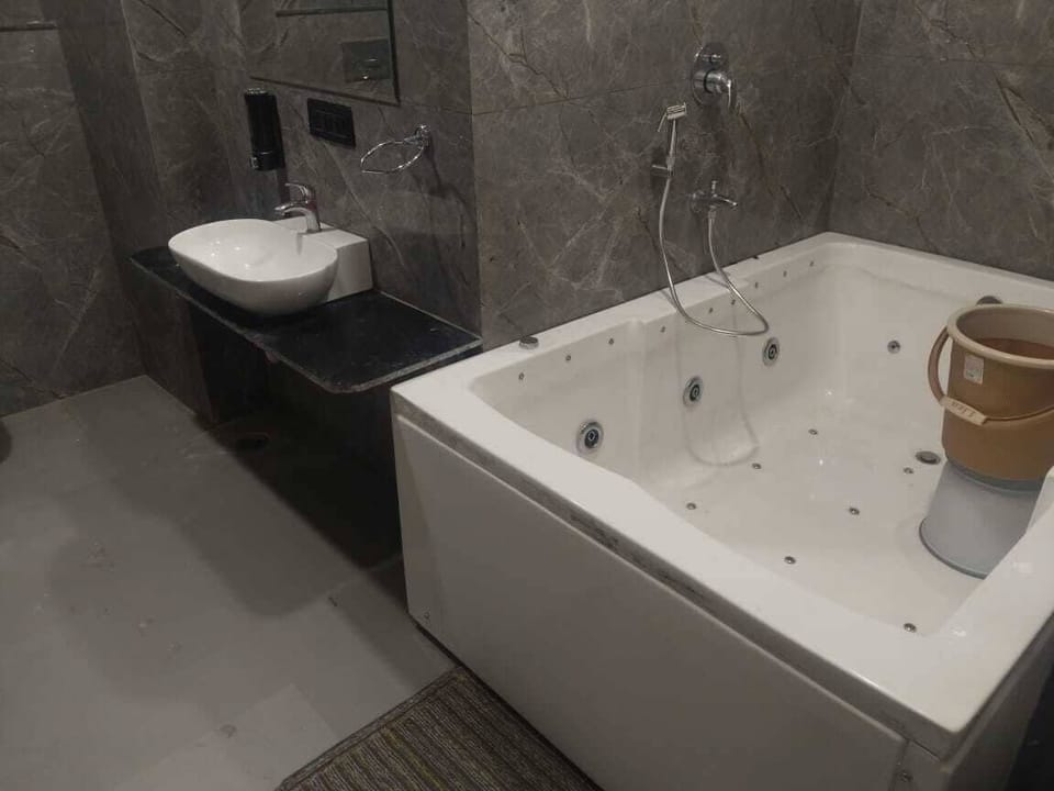 Deluxe Double Room | Bathroom | Shower, free toiletries, towels, soap