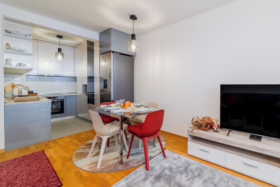 Family Apartment, 1 Bedroom, Microwave (Modern Oasis With Terrace) | Private kitchen