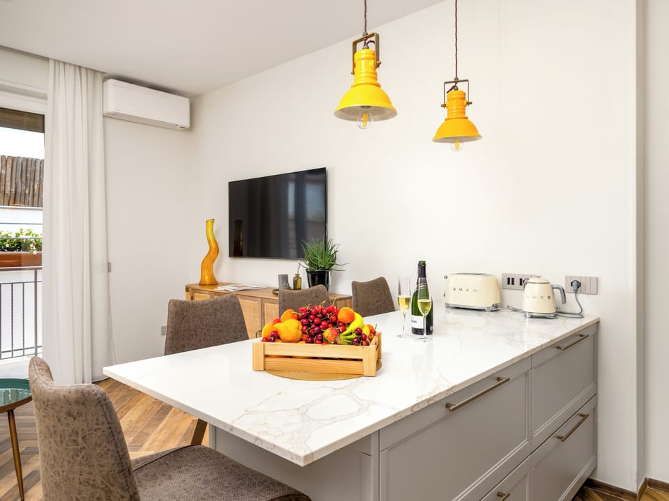 Luxury Apartment, Bay View | Private kitchen | Espresso maker, coffee/tea maker, electric kettle