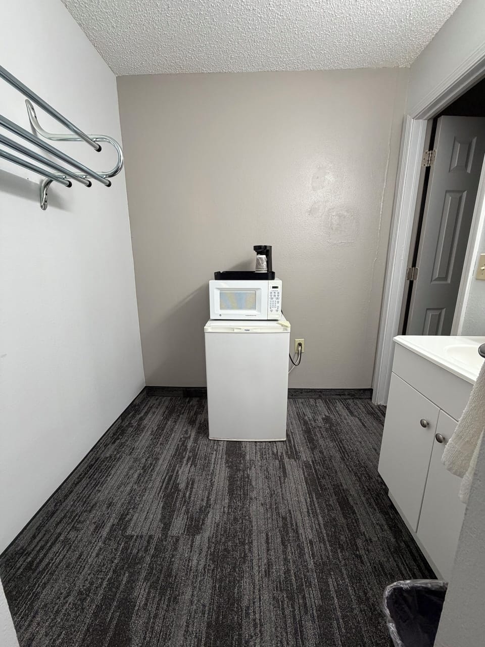Desk, WiFi (free)