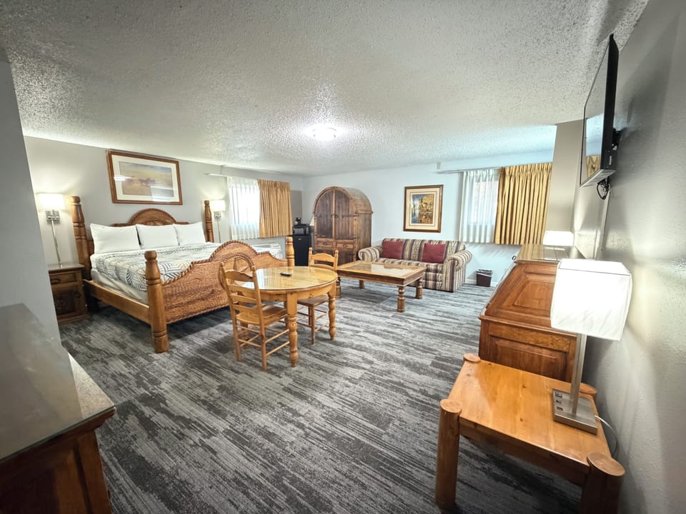 Suite, 1 King Bed, Non Smoking | Desk, WiFi (free)