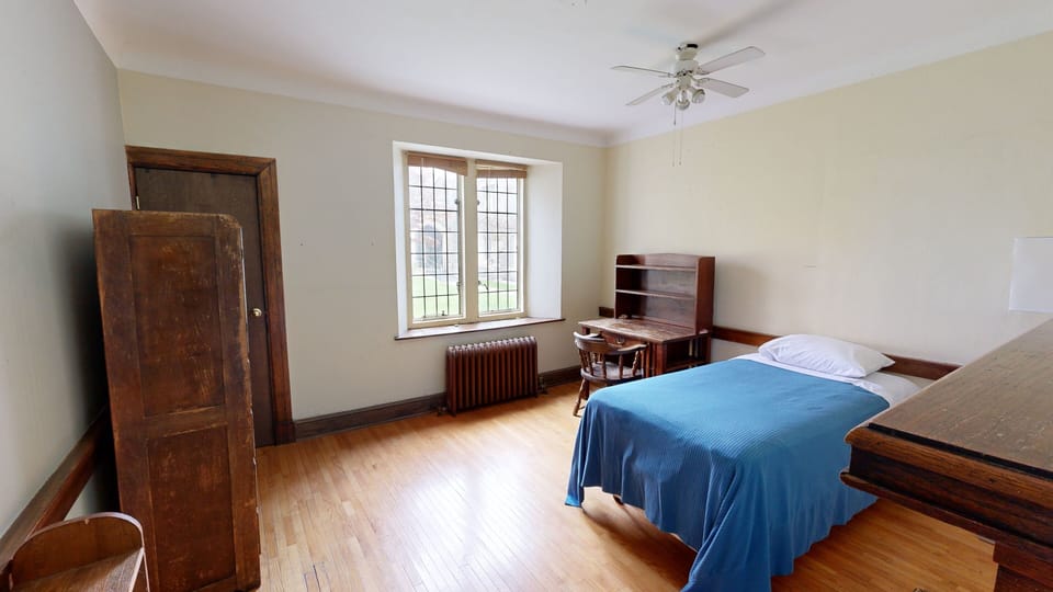 Basic Single Room | Desk, bed sheets