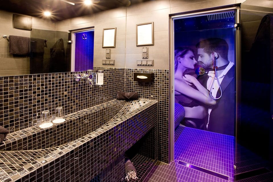 Shades of Stay | Bathroom | Hair dryer, towels, soap, toilet paper