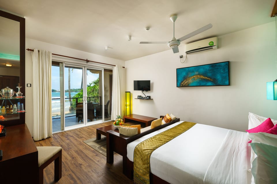 DELUXE ROOM WITH PRIVATE JACUZZI AND SEA VIEW | Minibar, in-room safe, desk, soundproofing