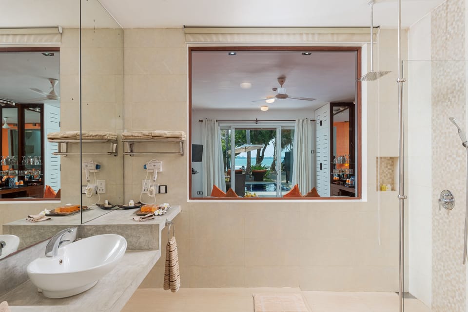 DELUXE ROOM PLUNGE POOL WITH PRIVATE JACUZZI AND SEA VIEW | Bathroom | Free toiletries, hair dryer, bathrobes, bidet