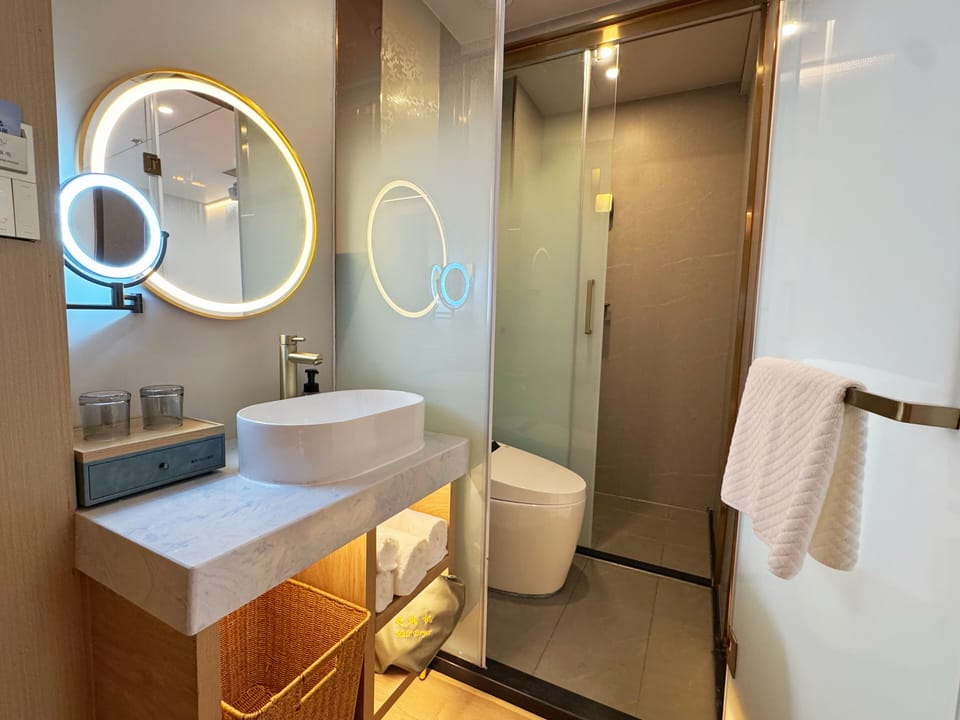Shower, rainfall showerhead, free toiletries, hair dryer