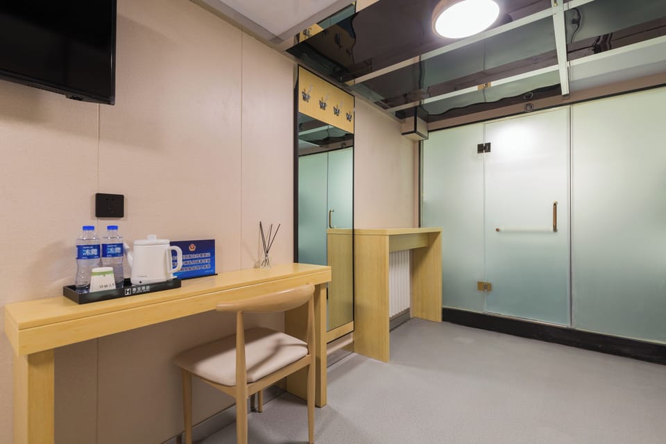 Basic Room | Soundproofing, WiFi (free), individually decorated, bed sheets