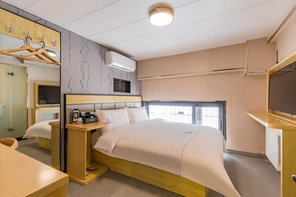 Comfort Room | Soundproofing, WiFi (free), individually decorated, bed sheets