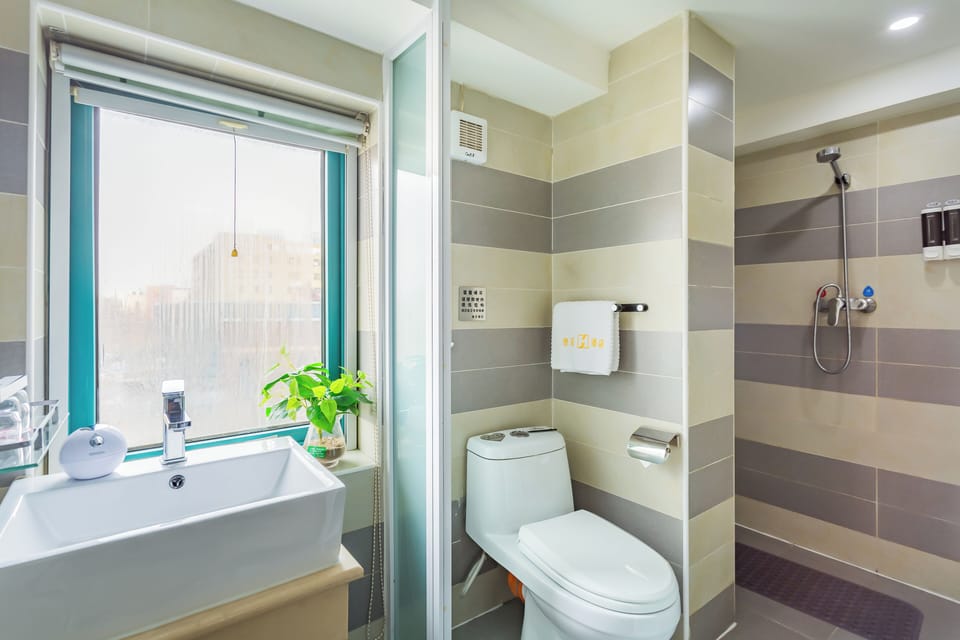 Comfort Double Room | Bathroom | Shower, free toiletries, hair dryer, slippers