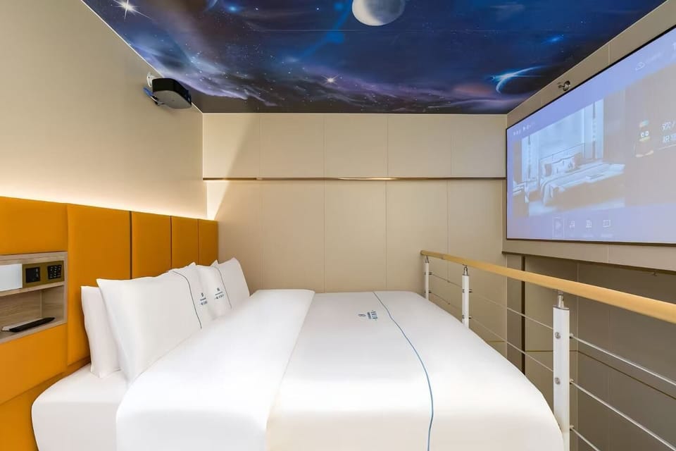 Comfort Double Room, 1 King Bed | Living area | 30-inch TV with cable channels