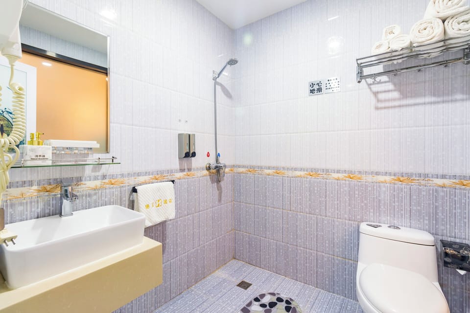 Business Twin Room | Bathroom | Shower, rainfall showerhead, free toiletries, hair dryer