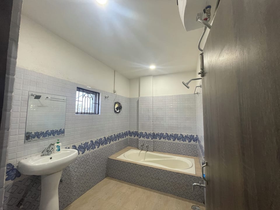 Deluxe Double Room | Bathroom | Shower, free toiletries, towels, soap