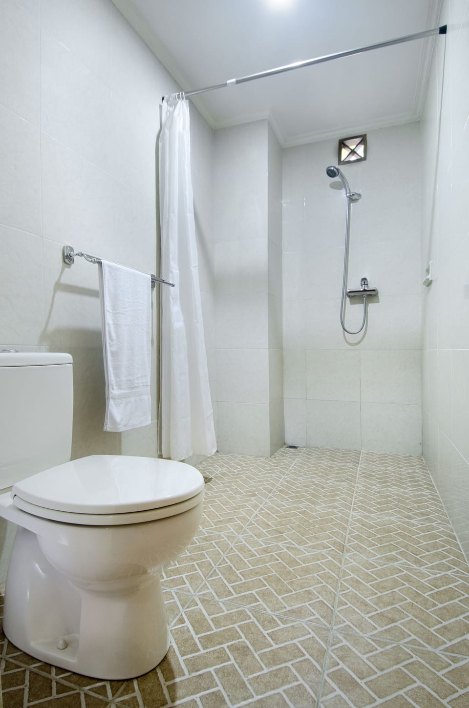 Standard Room | Bathroom | Shower, free toiletries, towels